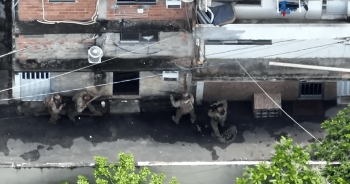 video:-traficante-faz-mulher-e-crianca-refens-durante-operacao-em-favela