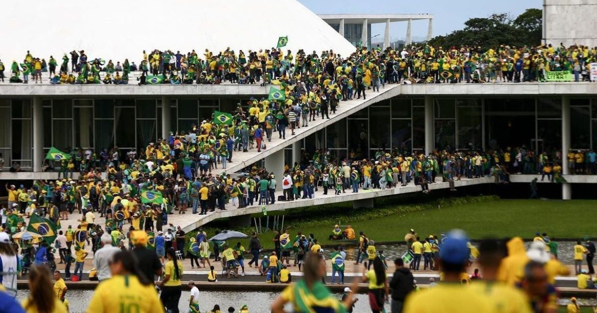 8/1:-relembre-o-dia-dos-ataques-aos-tres-poderes,-ocorridos-ha-tres-anos