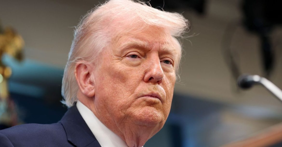 “nao-poderia-estar-mais-orgulhoso”,-diz-trump-a-tripulacao-da-artemis-ii