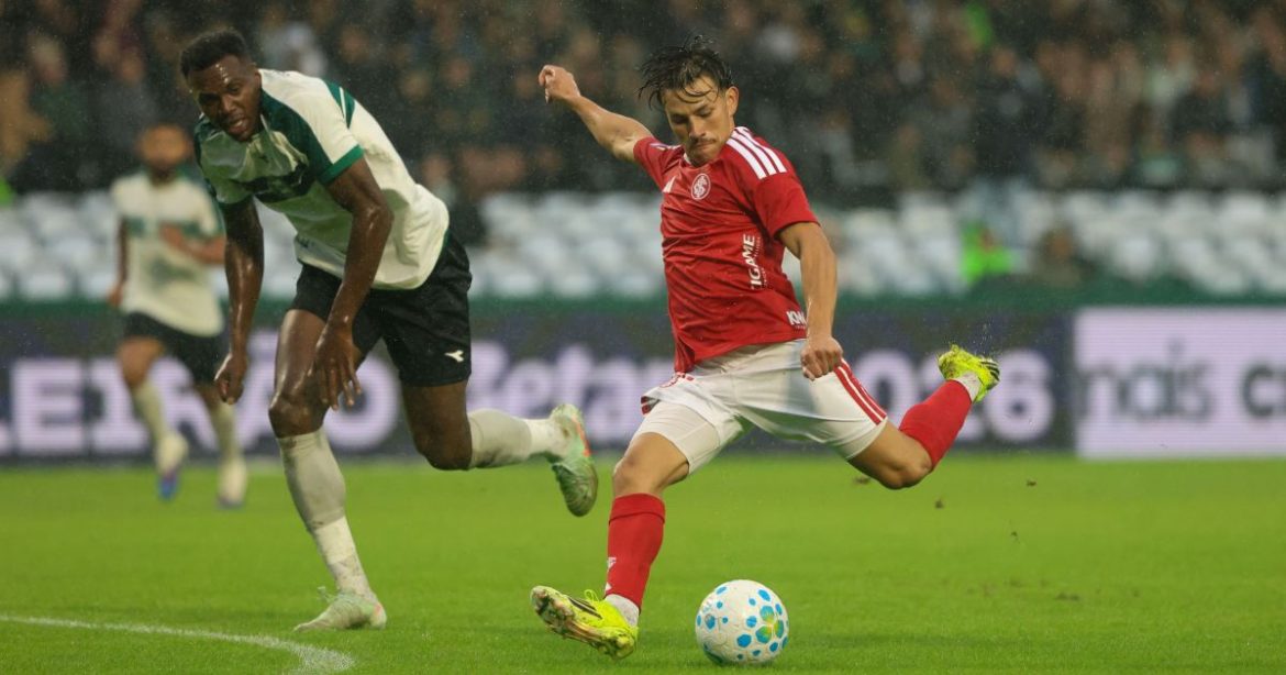 internacional-marca-no-fim-do-jogo-e-busca-empate-contra-o-coritiba
