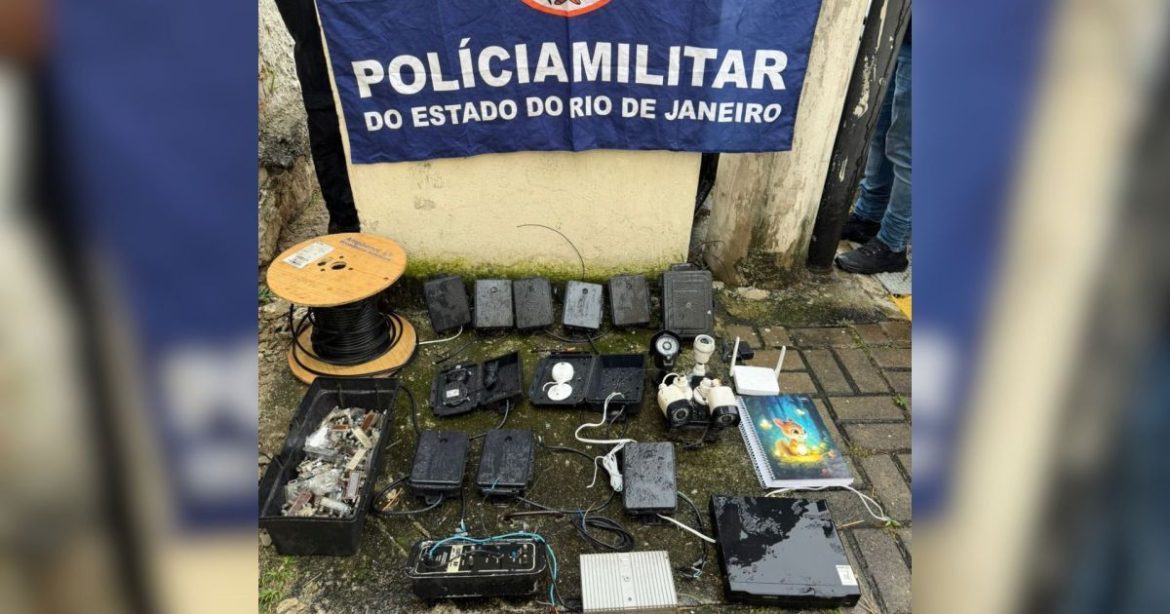 pm-apreende-equipamento-de-monitoramento-de-policiais-na-baixada-fluminense
