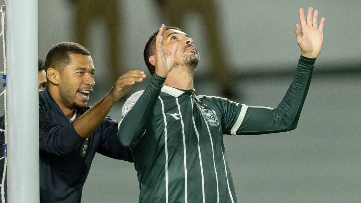 coritiba-vira-sobre-o-bahia,-encerra-jejum-e-cola-na-zona-de-libertadores