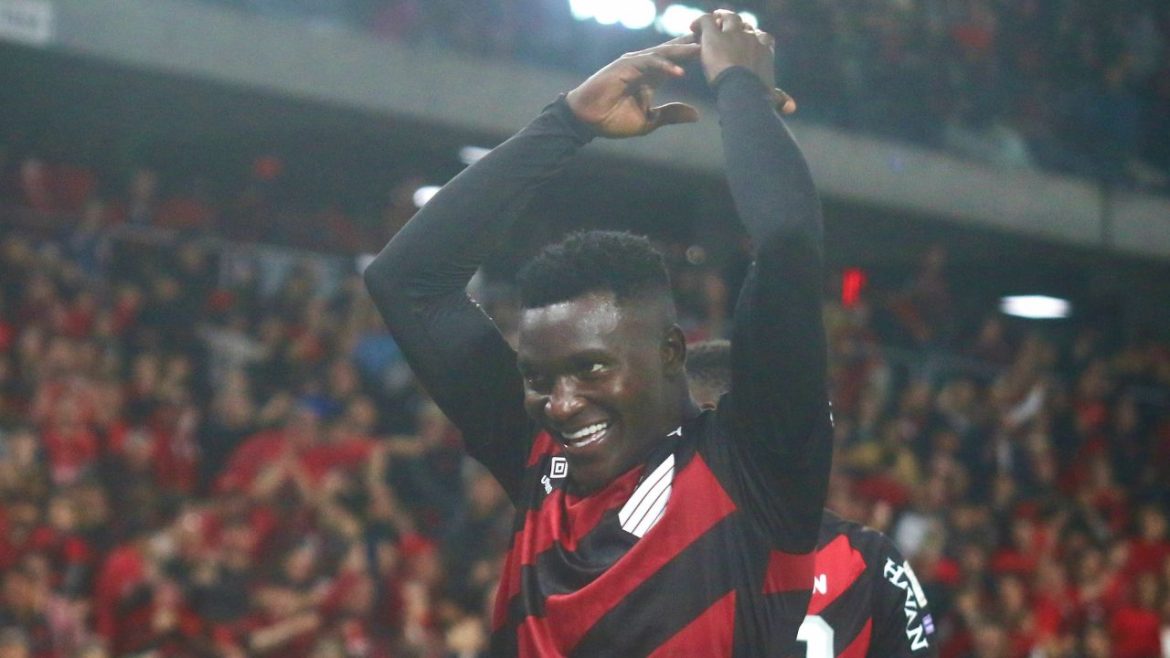 “muita-gente-menospreza”:-viveros-celebra-fase-do-athletico-e-minimiza-ausencia-na-copa