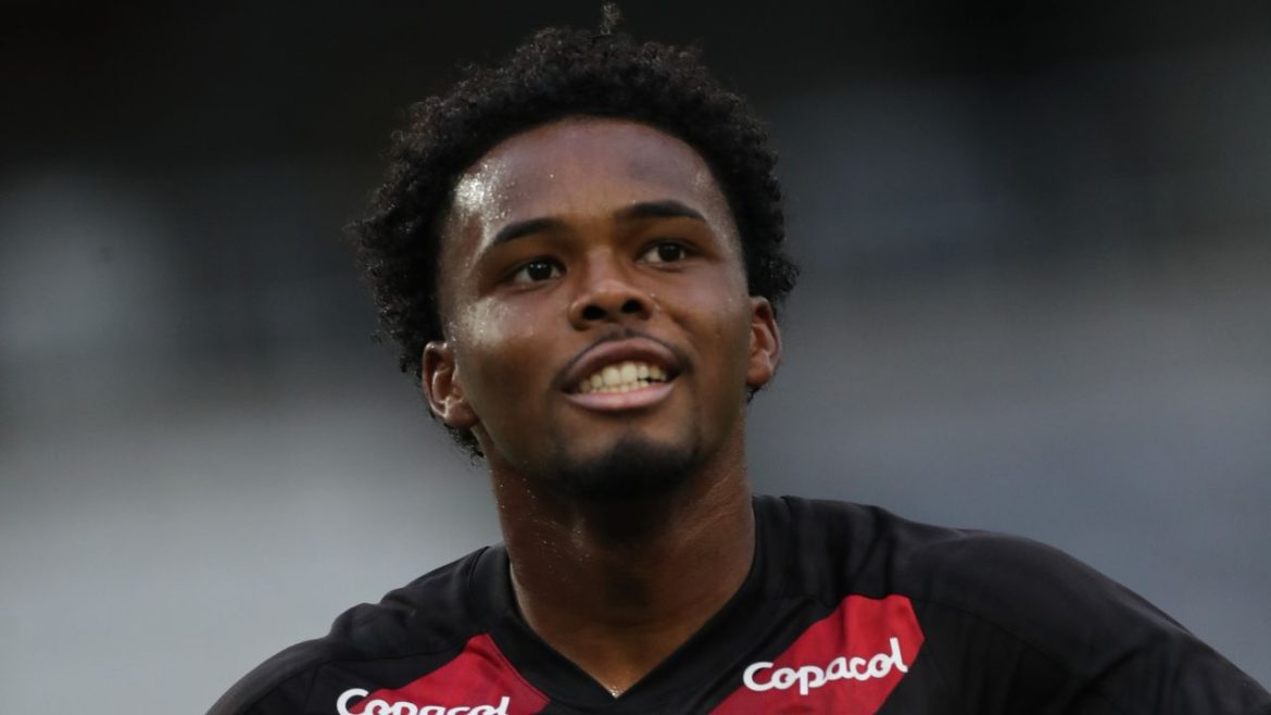 artilheiro-na-base-e-carrasco-do-coritiba-assina-primeiro-contrato-profissional-no-athletico
