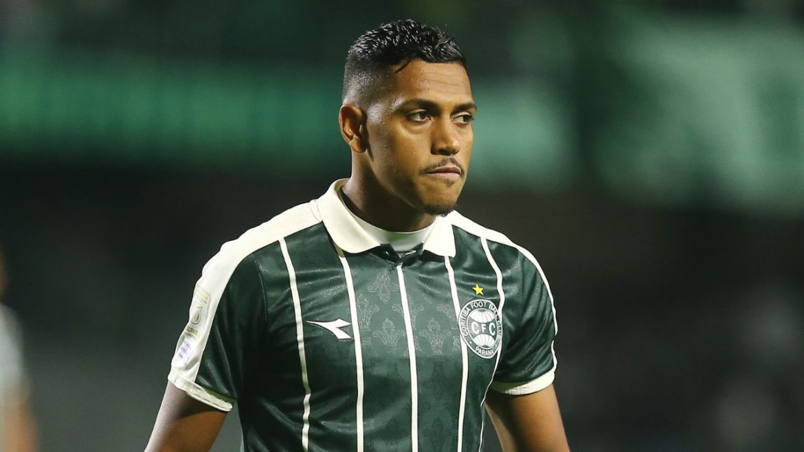 apos-expulsao-contra-o-flamengo,-atacante-do-coritiba-pode-pegar-gancho-pesado