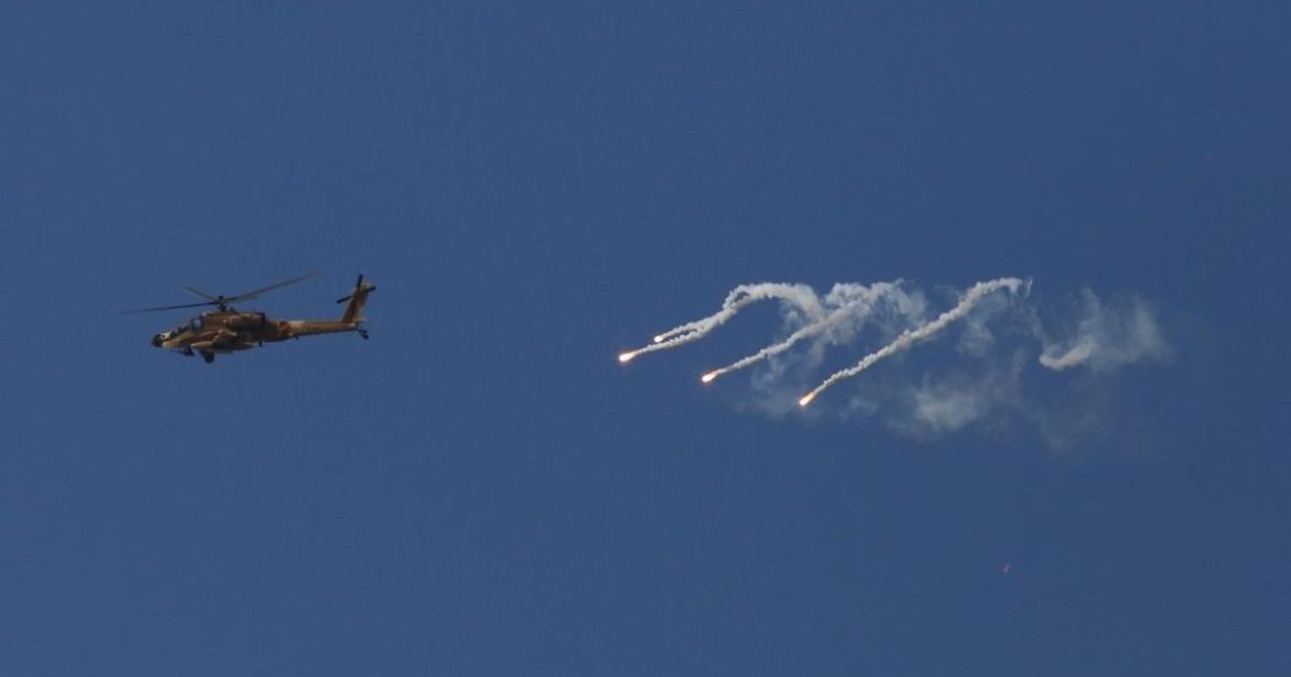 eua-resgatam-pilotos-apos-queda-de-helicoptero-proximo-a-ormuz,-diz-jornal
