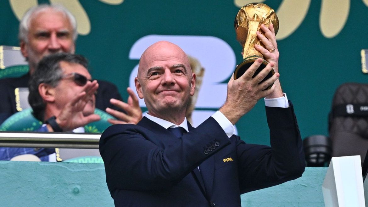 saiba-o-salario-astronomico-de-gianni-infantino,-presidente-da-fifa